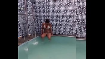 Novinha carioca de fio dental mergulhando e se deliciando na piscina