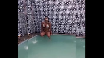 Novinha carioca de fio dental mergulhando e se deliciando na piscina