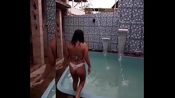 Novinha carioca de fio dental mergulhando e se deliciando na piscina