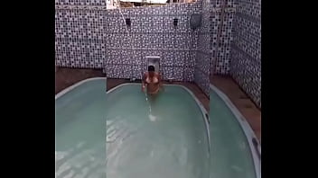 Novinha carioca de fio dental mergulhando e se deliciando na piscina