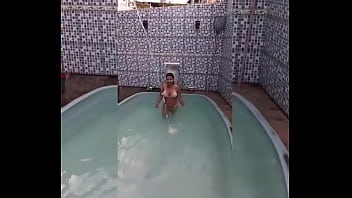 Novinha carioca de fio dental mergulhando e se deliciando na piscina