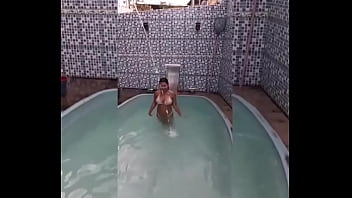 Novinha carioca de fio dental mergulhando e se deliciando na piscina