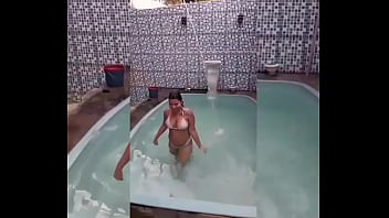 Novinha carioca de fio dental mergulhando e se deliciando na piscina