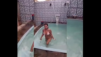 Novinha carioca de fio dental mergulhando e se deliciando na piscina