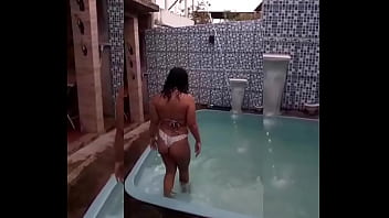 Novinha carioca de fio dental mergulhando e se deliciando na piscina