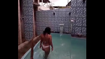 Novinha carioca de fio dental mergulhando e se deliciando na piscina