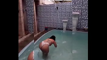 Novinha carioca de fio dental mergulhando e se deliciando na piscina