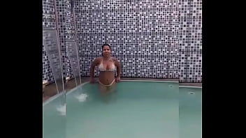 Novinha carioca de fio dental mergulhando e se deliciando na piscina