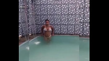Novinha carioca de fio dental mergulhando e se deliciando na piscina