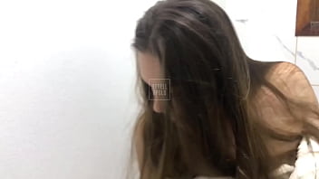 Fiz um boquete macio e quente durante o banho até ficar coberta de porra