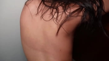 Conozco a una chica en el parque y termina montando mi verga en un motel