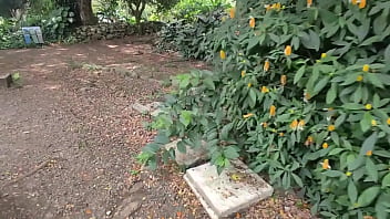 Conozco a una chica en el parque y termina montando mi verga en un motel