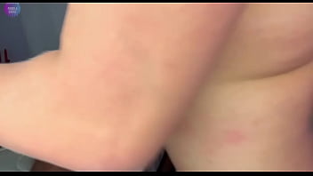 Novinho pauzudo me arrebenta e me deixa arrombada para meu marido corno