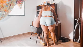 Sexo en la oficina con la trabajadora latina chupando polla