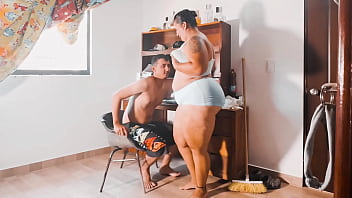 Sexo en la oficina con la trabajadora latina chupando polla