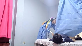 Enfermera cura a su paciente con una rica follada perra enfermera coge duro
