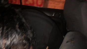 Madre soltera me chupa la pinga en un taxi paseando por las calles de lima