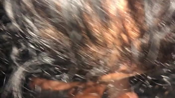 Madre soltera me chupa la pinga en un taxi paseando por las calles de lima