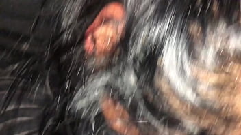 Madre soltera me chupa la pinga en un taxi paseando por las calles de lima