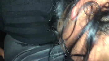 Madre soltera me chupa la pinga en un taxi paseando por las calles de lima