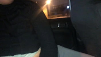 Madre soltera me chupa la pinga en un taxi paseando por las calles de lima