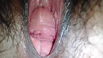 Mary cadelona esguichando leite e abrindo a buceta