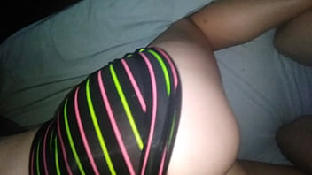 Me la mama bien sabroso y cogemos en cuatro mientras le subo la pollerita rica