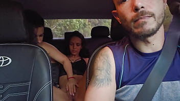 Motorista de aplicativo busca casal de lésbica na festa