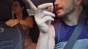 Motorista de aplicativo busca casal de lésbica na festa