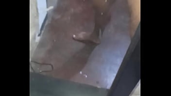 Estaba solo y toco masturbarme