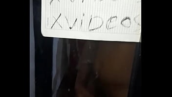 Estaba solo y toco masturbarme