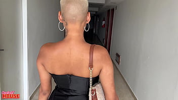 Garota infiel num menage a trois com homens mais velhos