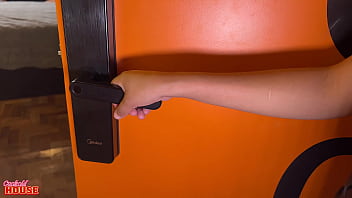 Garota infiel num menage a trois com homens mais velhos