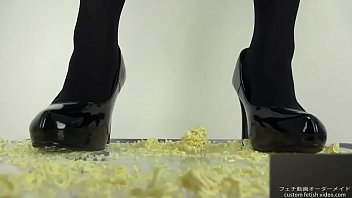 Pumps foodcrush noodles into pieces