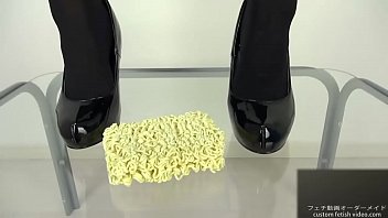 Pumps foodcrush noodles into pieces