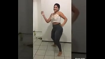 Novinha que não sabe dançar viviane