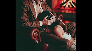 Novinha mama coroa na sala