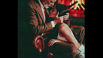 Novinha mama coroa na sala