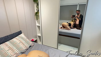 Punhetando a piroca dotada do meu professor com os pés e caindo de boca engolindo tudo gostoso