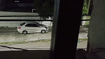 Fode com amante no carro na frente de casa e volta cheia de porra sorridente