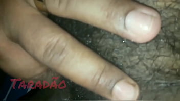 Preta cavalgando na rola