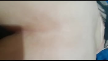 Morena babando no pau