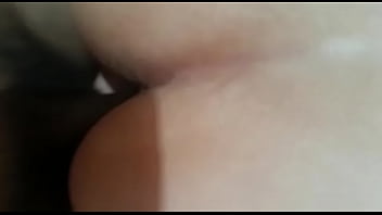 Morena babando no pau