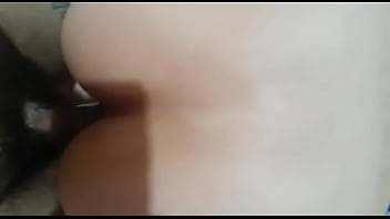 Morena babando no pau