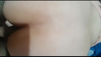 Morena babando no pau