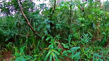 Putinha esfomeada mama rola grossa na floresta até gozar em largados e gozados