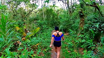 Putinha esfomeada mama rola grossa na floresta até gozar em largados e gozados