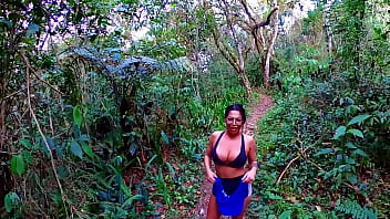 Putinha esfomeada mama rola grossa na floresta até gozar em largados e gozados