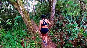 Putinha esfomeada mama rola grossa na floresta até gozar em largados e gozados