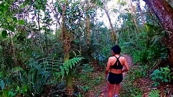 Putinha esfomeada mama rola grossa na floresta até gozar em largados e gozados